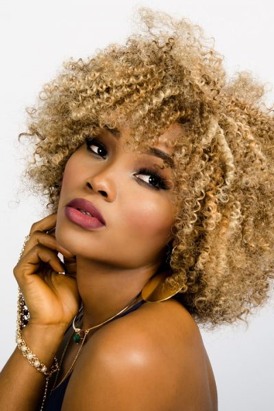 Règle de base pour prendre soin de ses cheveux courts frisés
