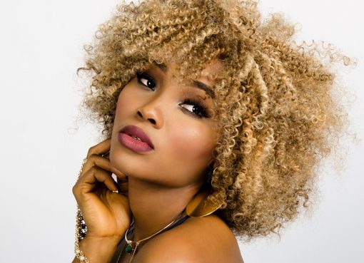 Règle de base pour prendre soin de ses cheveux courts frisés