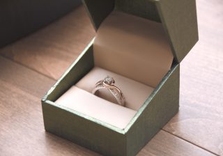 Bague de fiançailles, comment la choisir ?
