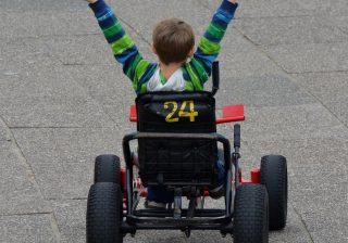Bébé ne supporte pas les moyens de transports : que faire ?