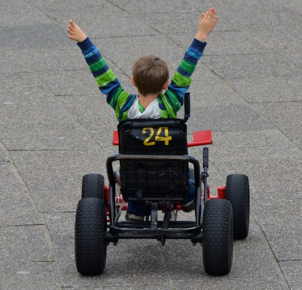 Bébé ne supporte pas les moyens de transports : que faire ?